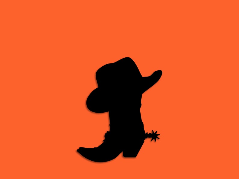 Pu&ograve; includere: Silhouette nera di uno stivale e di un cappello da cowboy su sfondo arancione. Lo stivale ha uno sperone. Il cappello &egrave; appoggiato sullo stivale, creando un'immagine western classica.