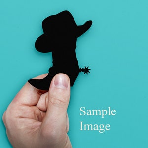 Pu&ograve; includere: Silhouette nera di stivale e cappello da cowboy con sperone, su sfondo turchese. Il testo bianco "Sample Image" &egrave; visibile.