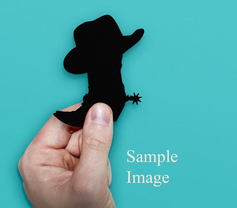 Pu&ograve; includere: Silhouette nera di stivale e cappello da cowboy con sperone, su sfondo turchese. Il testo bianco "Sample Image" &egrave; visibile.