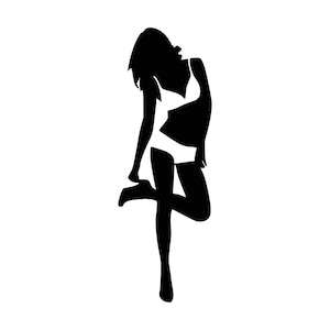 Puede incluir: Silueta de una persona con un top y pantalones cortos blancos, de pie con una pierna doblada y la otra recta.