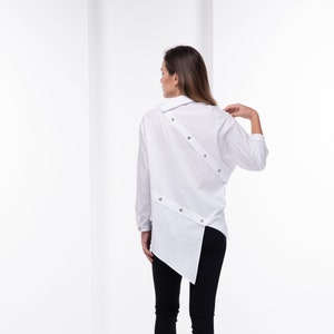 ホワイトアシンメトリーシャツ、襟付きコットンシャツ、アバンギャルドな服、長袖シャツ