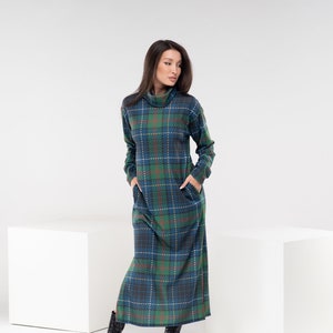 Vestido verde a cuadros con cuello alto, vestido largo tipo suéter con bolsillos, vestido de lana, vestido cálido de otoño, vestido vanguardista, cápsula de moda lenta.
