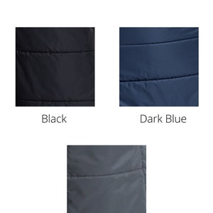 Puede incluir: Primer plano de tejido acolchado de plum&oacute;n en tres colores: negro, azul oscuro y gris oscuro. El tejido tiene una textura acolchada suave y un forro de viscosa.