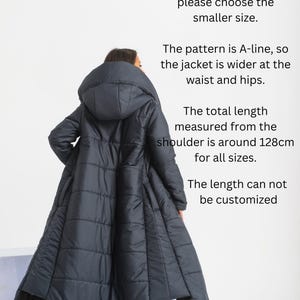 Puede incluir: Una chaqueta acolchada negra, larga y de l&iacute;nea A, con capucha. La chaqueta es de gran tama&ntilde;o y tiene una longitud total de 128 cm. La pieza tiene un dise&ntilde;o holgado y de gran tama&ntilde;o. Si est&aacute;s entre tallas y quieres un look m&aacute;s ajustado, elige la talla m&aacute;s peque&ntilde;a. El patr&oacute;n es de l&iacute;nea A, por lo que la chaqueta es m&aacute;s ancha en la cintura y las caderas. La longitud no se puede personalizar.