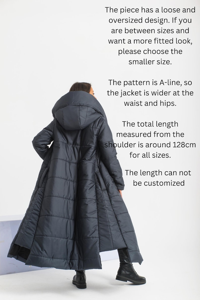 Puede incluir: Una chaqueta acolchada negra, larga y de l&iacute;nea A, con capucha. La chaqueta es de gran tama&ntilde;o y tiene una longitud total de 128 cm. La pieza tiene un dise&ntilde;o holgado y de gran tama&ntilde;o. Si est&aacute;s entre tallas y quieres un look m&aacute;s ajustado, elige la talla m&aacute;s peque&ntilde;a. El patr&oacute;n es de l&iacute;nea A, por lo que la chaqueta es m&aacute;s ancha en la cintura y las caderas. La longitud no se puede personalizar.