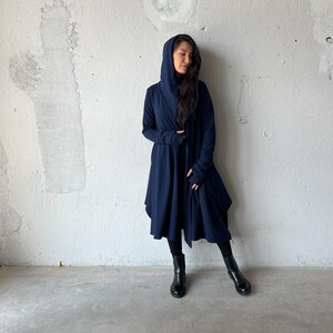 Dunkelblauer Kapuzen Umhang, Cyberpunk Cosplay Umhang, Wolle Winter Umhang, Maxi Pullover Strickjacke, Warmer Wrap Cape Mantel Bild 6