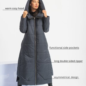 Puede incluir: Una larga chaqueta acolchada de color gris oscuro con una capucha c&aacute;lida y acogedora, bolsillos laterales funcionales y una larga cremallera de doble cara. La chaqueta tiene un dise&ntilde;o asim&eacute;trico.