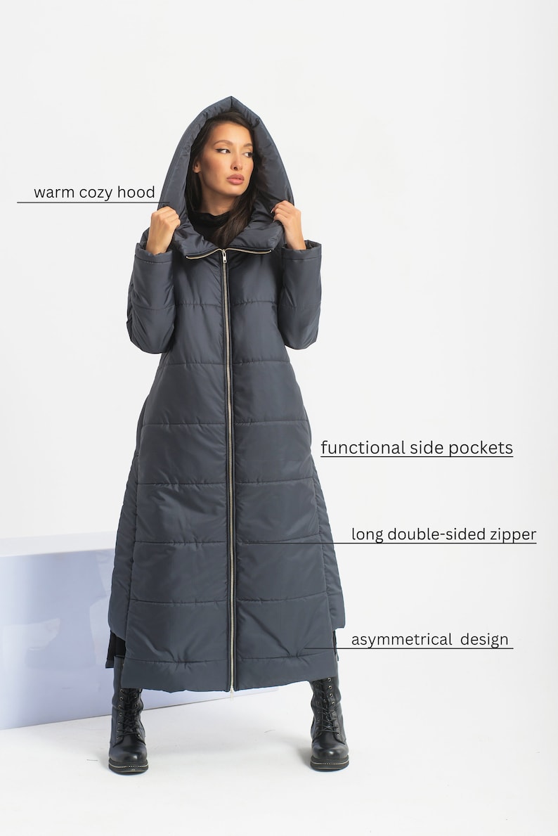 Puede incluir: Una larga chaqueta acolchada de color gris oscuro con una capucha c&aacute;lida y acogedora, bolsillos laterales funcionales y una larga cremallera de doble cara. La chaqueta tiene un dise&ntilde;o asim&eacute;trico.