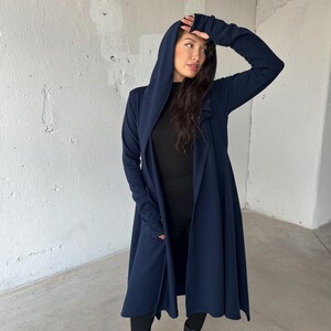 Dunkelblauer Kapuzen Umhang, Cyberpunk Cosplay Umhang, Wolle Winter Umhang, Maxi Pullover Strickjacke, Warmer Wrap Cape Mantel Bild 5