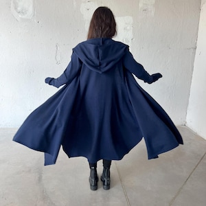 Dunkelblauer Kapuzen Umhang, Cyberpunk Cosplay Umhang, Wolle Winter Umhang, Maxi Pullover Strickjacke, Warmer Wrap Cape Mantel Bild 2