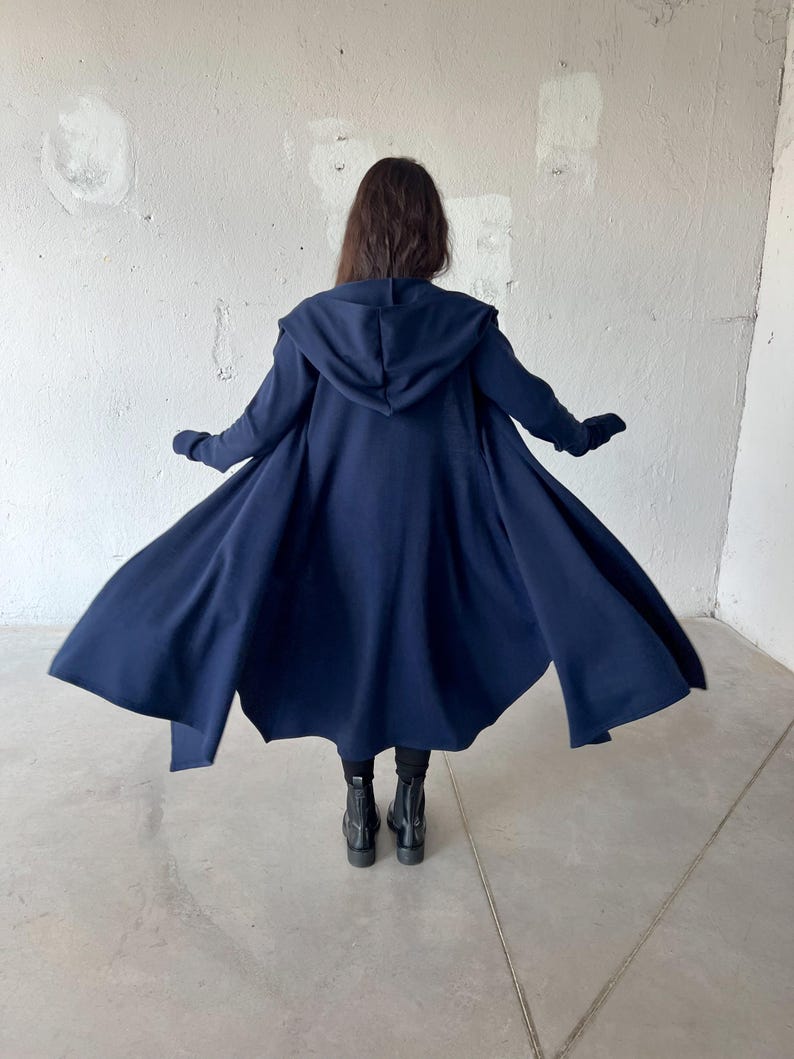Dunkelblauer Kapuzen Umhang, Cyberpunk Cosplay Umhang, Wolle Winter Umhang, Maxi Pullover Strickjacke, Warmer Wrap Cape Mantel Bild 2