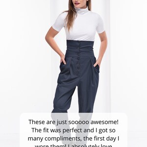 Pu&ograve; includere: Una donna indossa un top bianco a maniche corte e dolcevita e pantaloni blu navy a vita alta con bottoni. I pantaloni hanno tasche e un design a pieghe. L'immagine include il testo che dice "These are just sooooo awesome!"