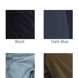 Pu&ograve; includere: Immagine che mostra quattro campioni di tessuto in nero, blu scuro, grigio e verde kaki. Il testo "Cotton mix fabric" &egrave; visualizzato in alto. Ogni campione &egrave; etichettato con il suo nome di colore.