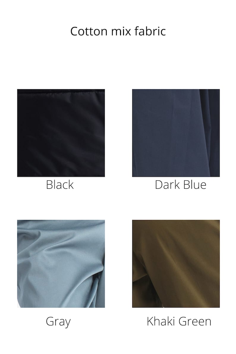 Pu&ograve; includere: Immagine che mostra quattro campioni di tessuto in nero, blu scuro, grigio e verde kaki. Il testo "Cotton mix fabric" &egrave; visualizzato in alto. Ogni campione &egrave; etichettato con il suo nome di colore.