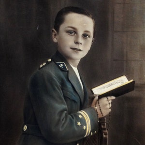 Devote boy - foto di ritratto vintage originale del 1940 circa- colorata a mano- 1a comunione foto- ragazzo in chiesa con bibbia- effimero di carta