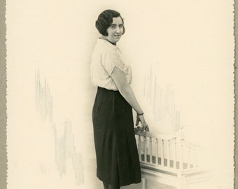Joven posando - foto vintage de la década de 1920 - retrato de estudio - montado en la carpeta de fotos - vestido de la década de 1920 - efímera de papel