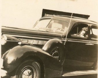 Vintage foto 'AUTO!' momentopname, autovoertuig, meidenauto's, episch perspectief, zwart-wit-origineel gevonden foto