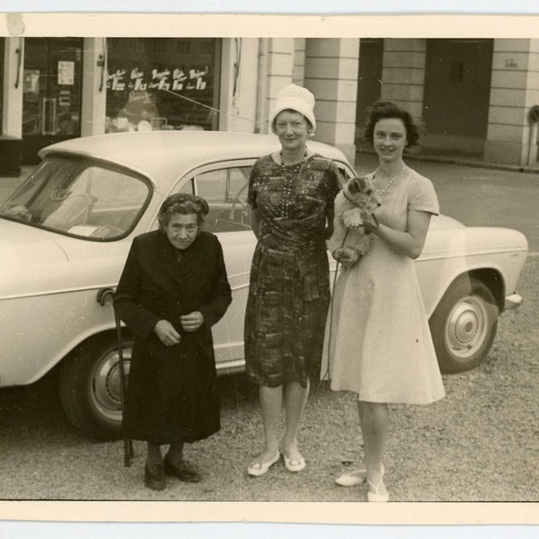 Vintage Photo '3 ladies' group photo, women generations elderly family, tiny person, BW original found photo