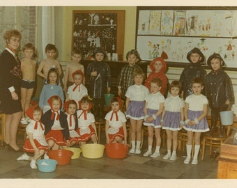 Vintage Foto &#39;Red Riding Hood et al&#39;, Gruppe Foto junge Schulkinder posiert in der Schule spielen Kostüme