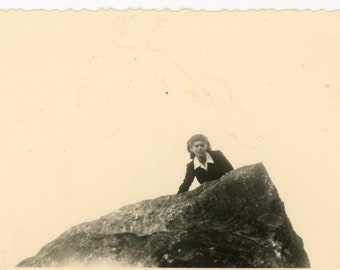 Vintage foto 'Summit' snapshot, klimmen meisje jonge dame, rock vrije tijd reis buitenshuis, originele gevonden foto