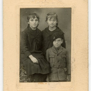 Foto vintage 'Postmaster fratello' sorelle fratelli, foto scheda CDV bambini bambini, mail man uniforme, foto originale trovata