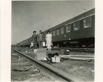 ビンテージ写真「Between Tracks」スナップショット写真、列車の旅、鉄道の客車、グループホトポーズ、オリジナルの発見写真