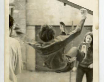 photo vintage « Flop », athlétisme sportif, enfants, enfants, vol en mouvement, saut en l'air, instantané, camp, social moderne