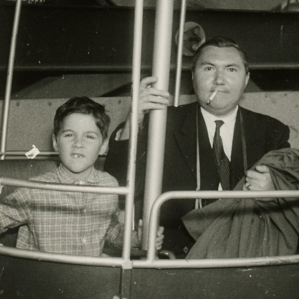 Foto vintage 'Bad Boys' shapshot vernáculo, padre padre e hijo, chicos chicos padres niños, tirando de caras, fresco duro, malo