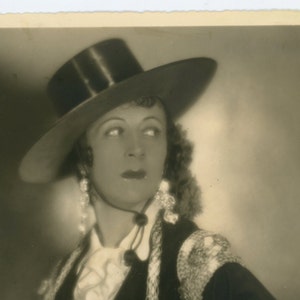 La cantante lirica Livine Mertens nei ruoli di Carmen - autentico autografo- fotografia vintage anni '40- R. Marchand- cimeli d'opera- firmato- ephemera di carta