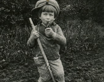 Vintage Fotos Junge mit Pfeife und seinem Bruder, Volksfotografie, Schnappschuss, Kinder posieren draußen, Garten, entzückend lustig, Jungen Bild
