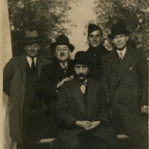 Them guys - photo originale des années 30- carte postale en vraie photo- RPPC- portrait d’un groupe d’hommes- joyeux gang- sages- style des années 30- costumes et chapeaux