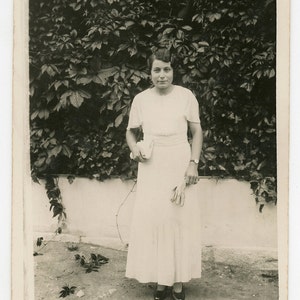 Sunday best - Photo vintage originale des années 1920 - carte postale photo réelle - RPPC - jeune femme élégante - robe blanche - photo de rue - papier éphémère