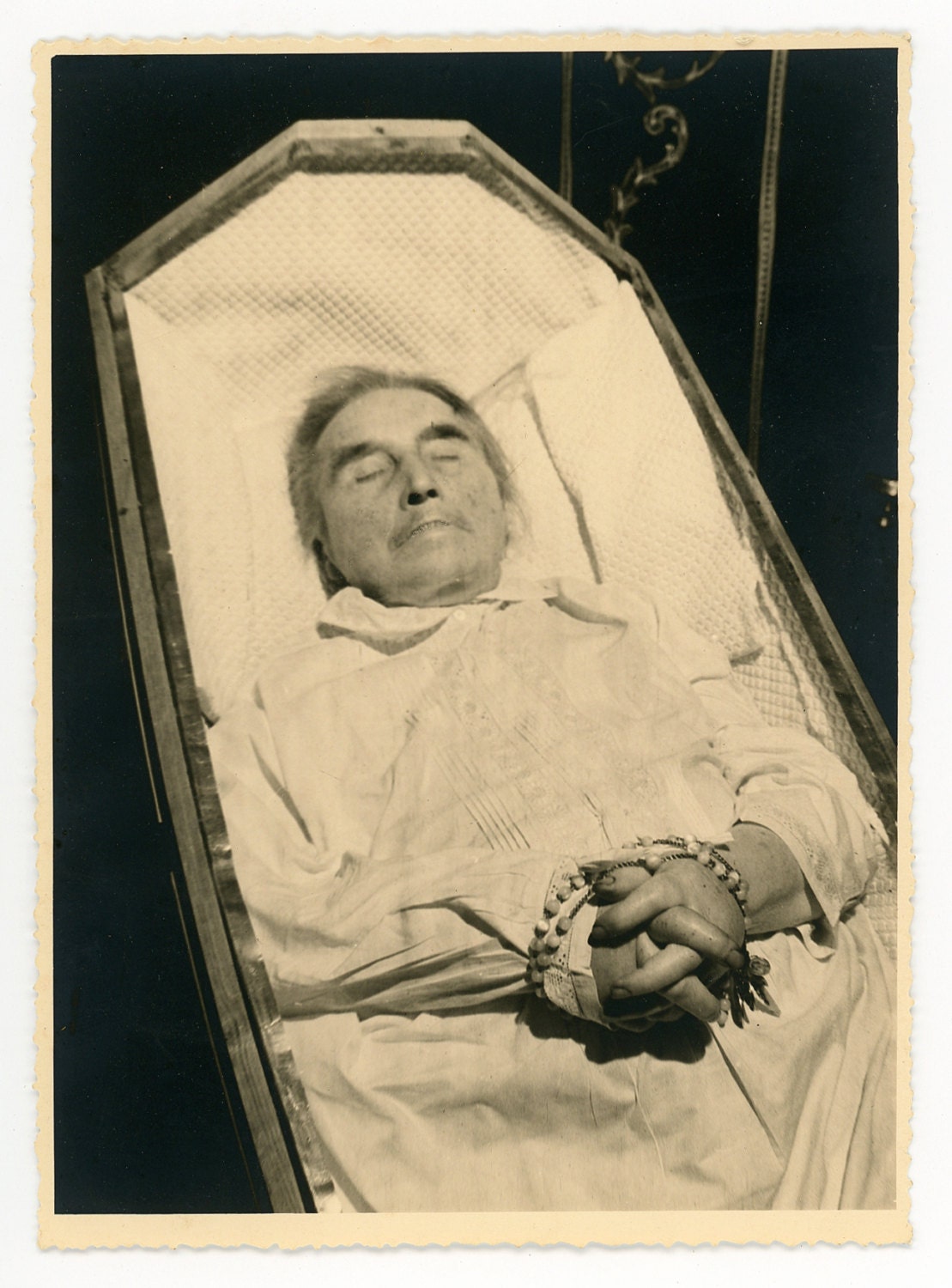 Corps Coluche Mort Dans Son Cercueil Post-mortem homme photo mort cercueil ouvert mains gonflés | Etsy