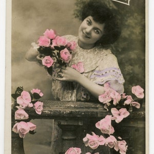 Wesołych świąt - Fotografia vintage z lat 1910-tych - Urocza dziewczyna z kwiatami - kartka świąteczna - Prawdziwa pocztówka ze zdjęciem - RPPC - MF Paris 894 - kolorowa