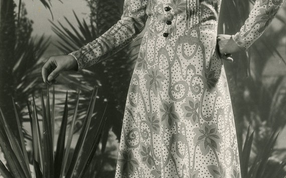 Foto de moda vintage de la decada de 1970 moda femenina estudio campy fondo foto 70s look vestido b w fotografia de moda