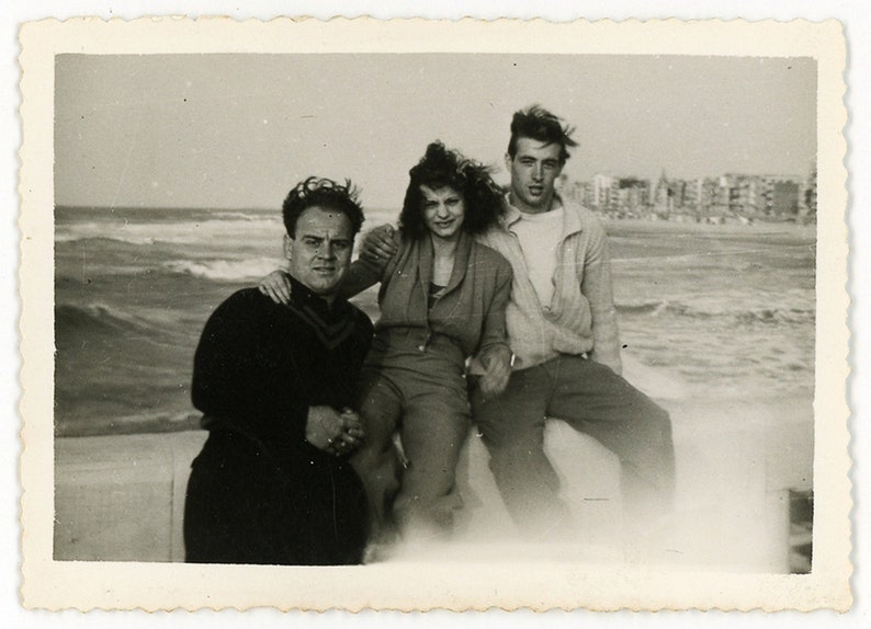 vernacular snapshot handsome men woman Vintage photo /'Stormy Portrait/' group picture friends family sea