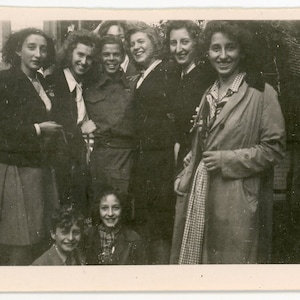 Benvenuti a casa! - fotografia vintage originale anni '40 - giovane soldato con foto vernacolare- foto vernacolare- foto di famiglia- dopo la guerra- effimero di carta