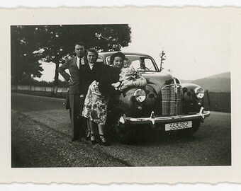 Vintage autofoto, familie poserend met auto, momentopname in het land