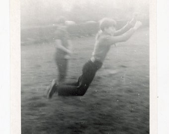 Vintage-Foto „Casually Levitating“ fliegendes Mädchen, Originalfoto, BW-Bild, Outdoor-Spaß, Kinder, moderne Gesellschaft, Sportakrobatin