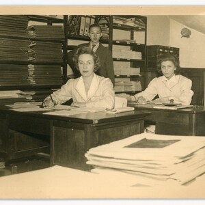 Faire le travail de papier - carte postale originale de vraie photo de cru- RPPC- bureau des années 50- dames au bureau- jeune homme- éphéméride de papier