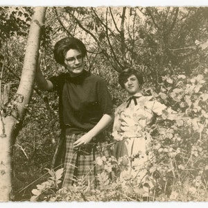 Tra i cespugli - foto originale anni '60- madre e figlia- anni Sessanta moda- foto vernacolare- foto vacanza- effimero di carta