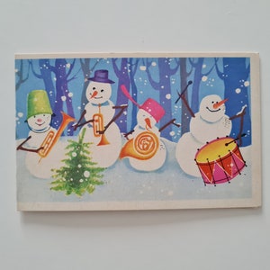 Postal soviética vintage. Tarjeta navideña rusa, Feliz Año Nuevo de la URSS, postales navideñas soviéticas, muñecos de nieve.