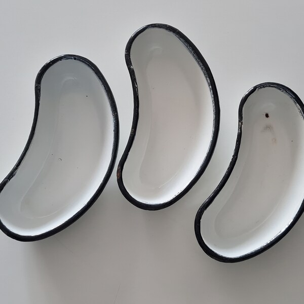 Set of 3 small vintage white enamel medical trays, Soviet medical supplies, oval trays for syringes, Medical accessories, laboratory ware