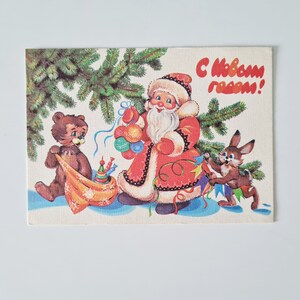 Russische Weihnachtspostkarte. Vintage Neujahrspostkarte. UDSSR Ded Moroz mit Hase und Bär. Ich wünsche dir viel!