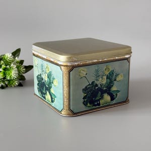 Caja de almacenamiento metálica vintage en color azul con rosas blancas, contenedor cuadrado de hojalata de estilo retro, estilo soviético de los años 60.