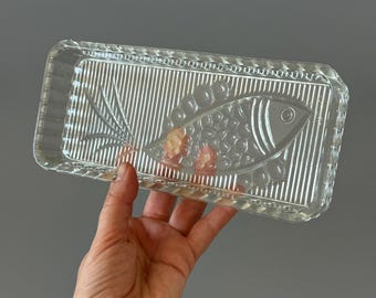 Vintage fiskbricka i glas, sovjetisk serveringsskål i glas, sovjetisk fisktallrik, retro köksinredning, fat i klart pressat glas