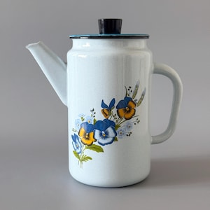 Cafetera de esmalte vintage, estilo soviético vintage, tetera azul con flores, tetera para estufa
