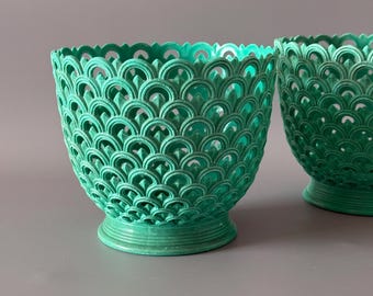Par vintage gröna genombrutna planteringskärl, blomkrukor i retrostil, utsmyckad genomborrad kruka, växthållare i mitten av århundradet, sovjetisk heminredning
