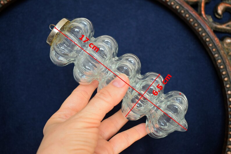 Puede incluir: Un adorno de vidrio transparente con forma de una serie de burbujas conectadas. Mide 6,5 cm de largo y 17 cm de alto.