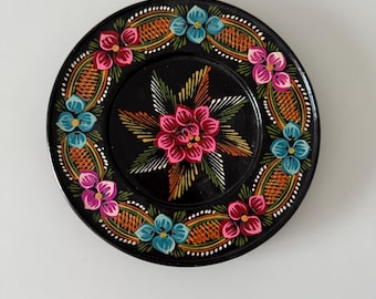 Vintage rysk trätallrik handmålad folkkonst blommig väggdekor svart trädekorativ tallrik Sovjetunionen retro